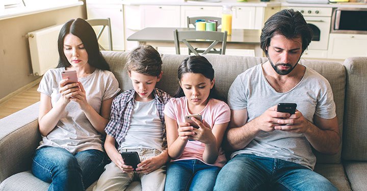 Balancing Screen Time and Family Time Balancing Screen Time and Family Time